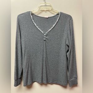 Women’s XL long sleeve gray v-neck w/white lace trim & buttons top
